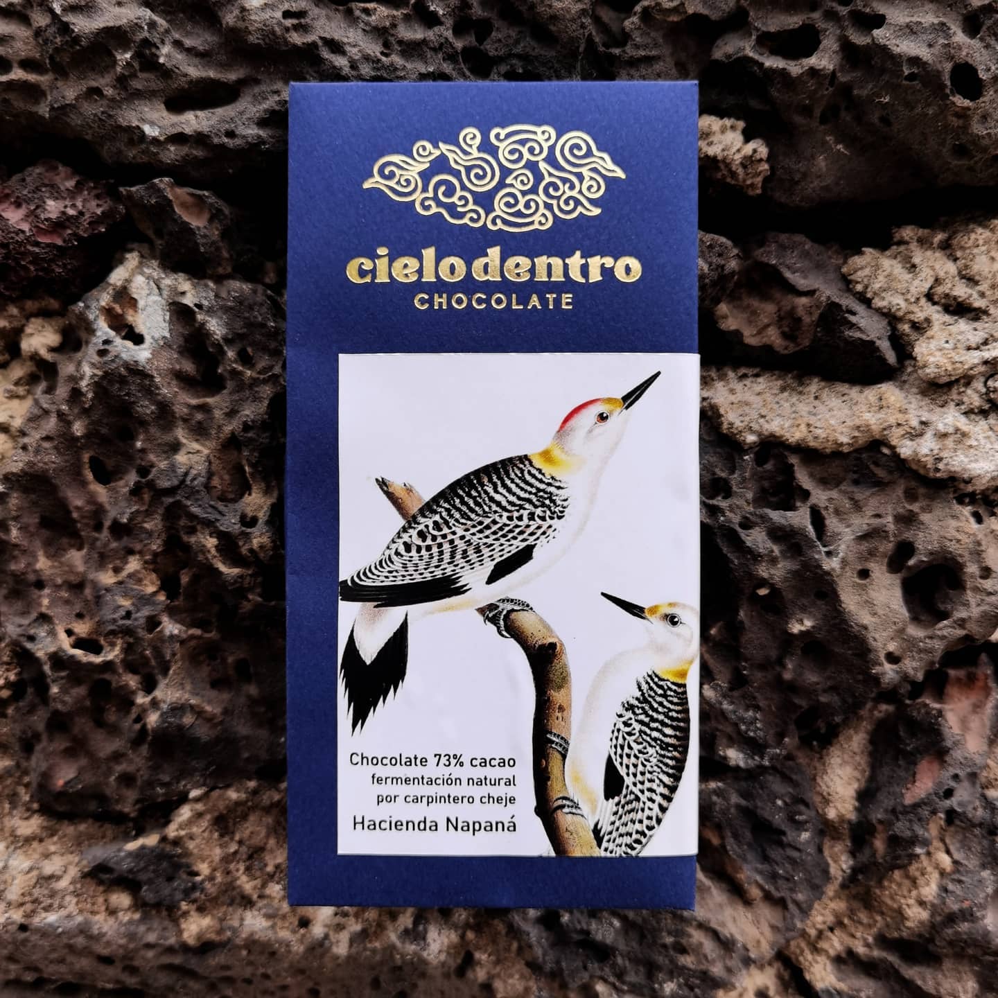 Barra del chocolate fermentado por el pájaro chejé.