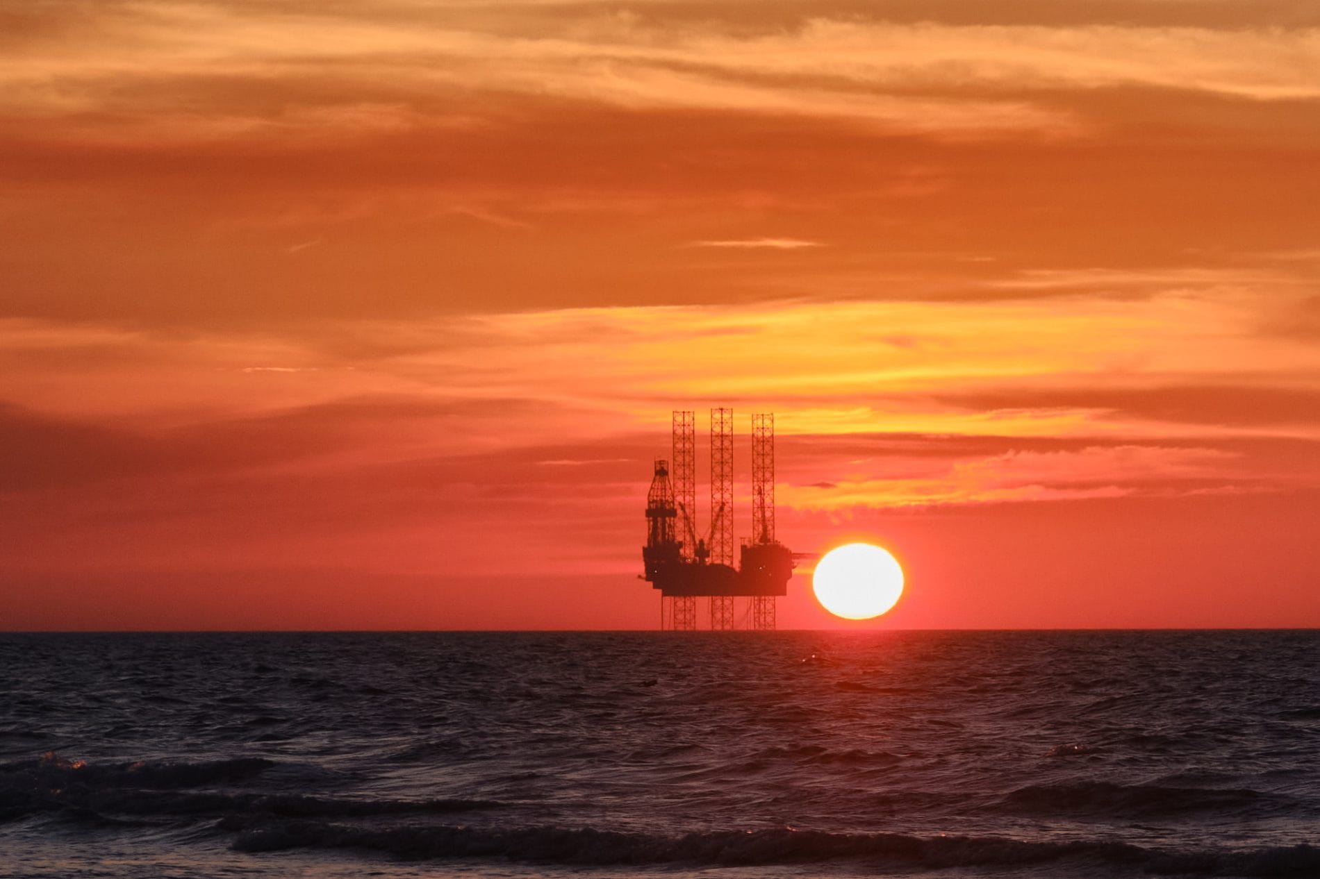 El sol cae detrás de una plataforma petrolera en la costa de Tabasco.